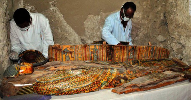Descubren ocho momias en una tumba faraónica en el sur de Egipto