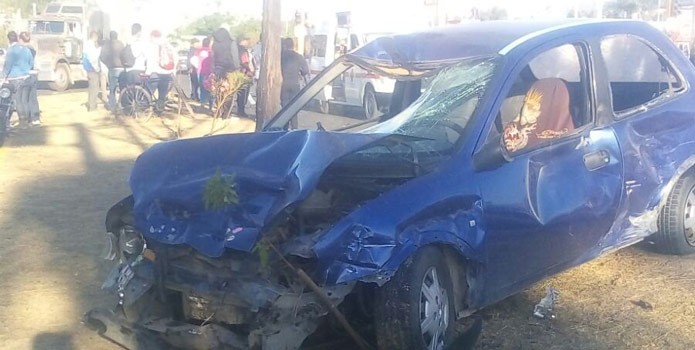 Lesionados dos repartidores de periódico al ser impactados por un Chevy