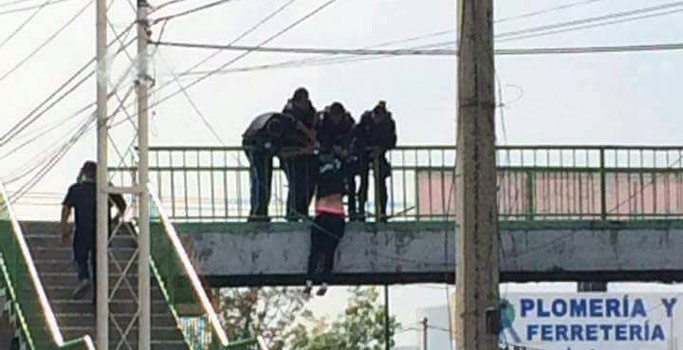 Rescatan policías de León a joven que intentó lanzarse de un puente peatonal