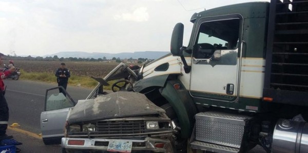 Mueren dos al chocar contra un tráiler en San Francisco del Rincón