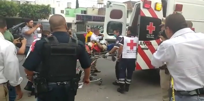 Rescatan a dos personas tras colapsar excavación