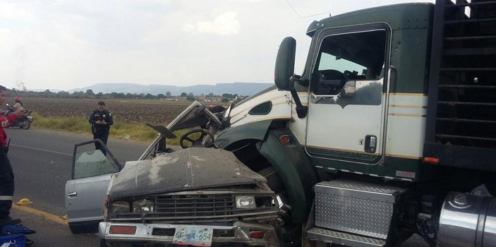 Mueren dos al chocar contra un tráiler en San Francisco del Rincón