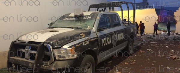 Policías de León se estampan contra barda