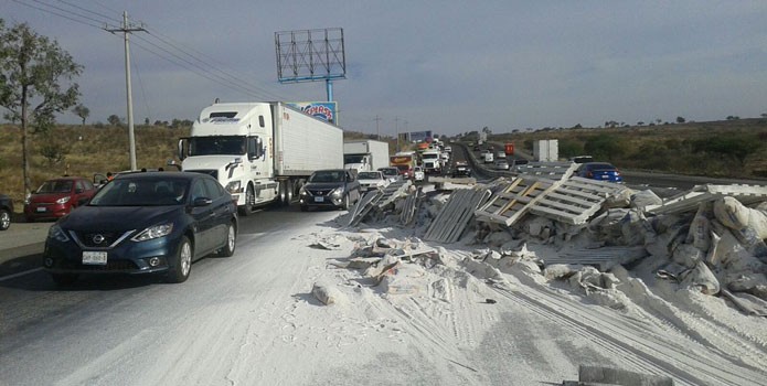 Tira tráiler yeso en la carretera Irapuato - León