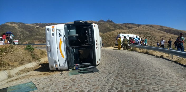 Vuelca camión cuando descendían de Cristo Rey