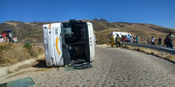 Vuelca camión cuando descendían de Cristo Rey