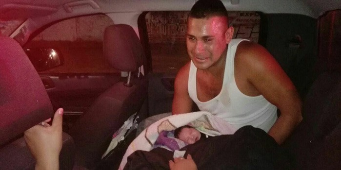 Policías de León auxilian a mujer a dar a luz