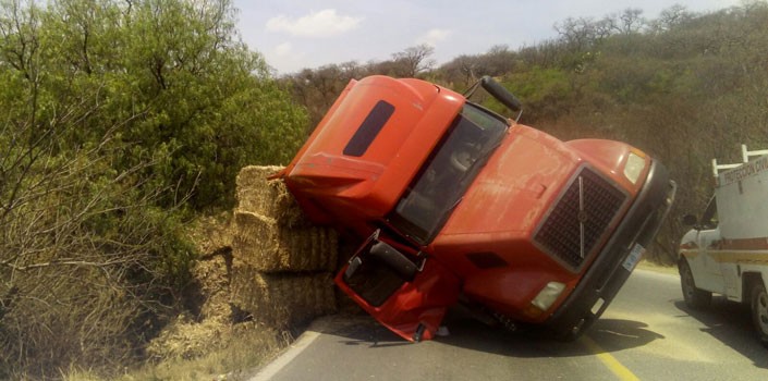 Un árbol evitó que un tráiler cayera a un barranco en la León - San Felipe