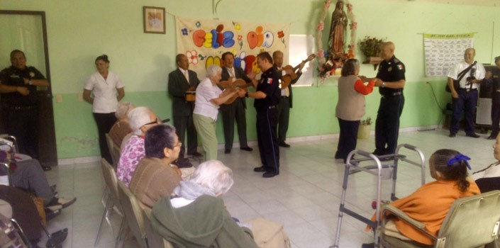 Policías federales festejan a mamás del asilo María Asunta
