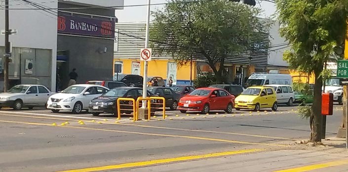 Amagan a cliente bancario con arma blanca; el ladrón fue detenido