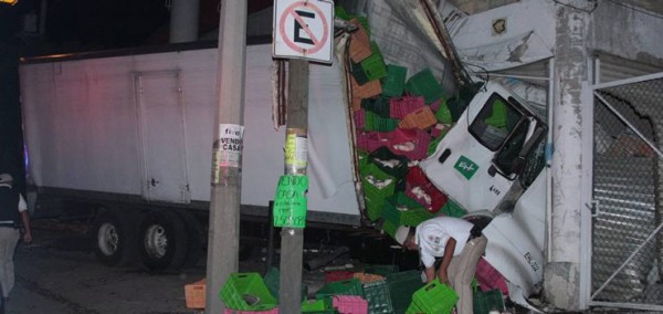 Camión se queda sin frenos y se estrella contra barda