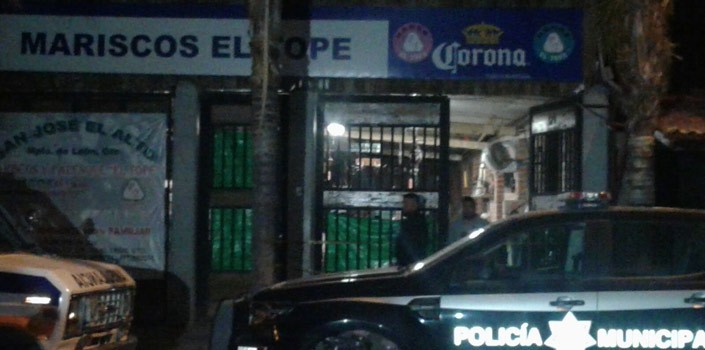 Lanzan granada durante pelea de gallos en León, afortunadamente no explotó