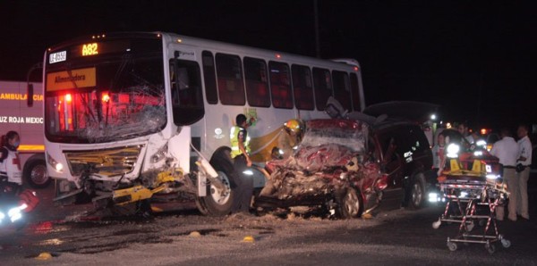 Dos muertos y un herido tras choque entre un autobús y una camioneta