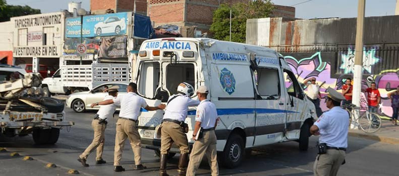 Paciente que era trasladada de Uriangato resulta lesionada en choque
