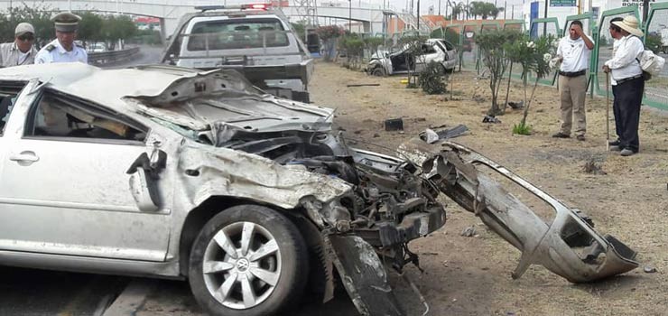 Dos lesionados en choque y volcadura