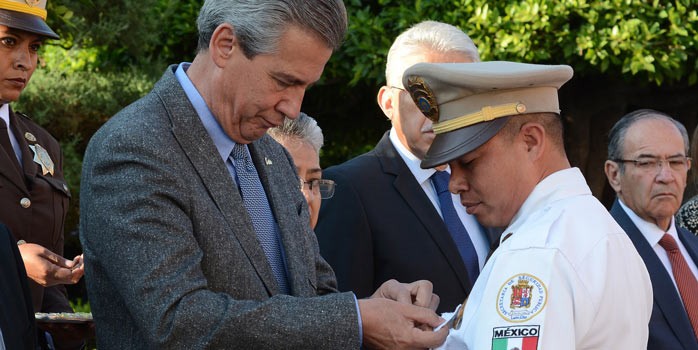 Condecoran a 15 tránsitos de León