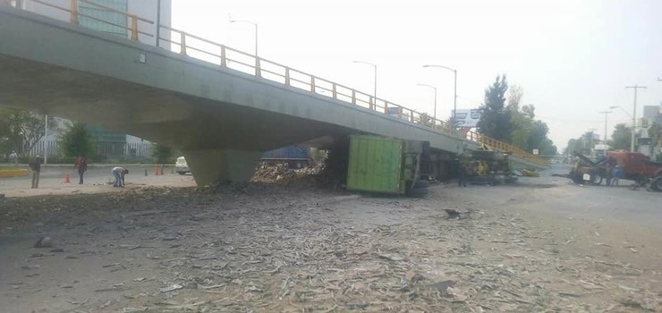 Muere conductor de camión al volcar en Morelos y Clouthier