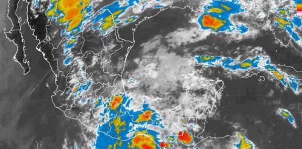 Fuertes lluvias dejan en Acapulco árboles caídos, falta de electricidad, deslaves y bloqueos