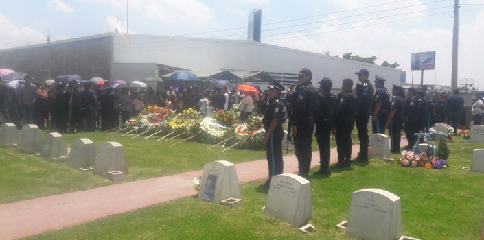 Dan el último adiós a policías leoneses