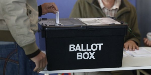 Millones emiten su voto en comicios anticipados en Reino Unido