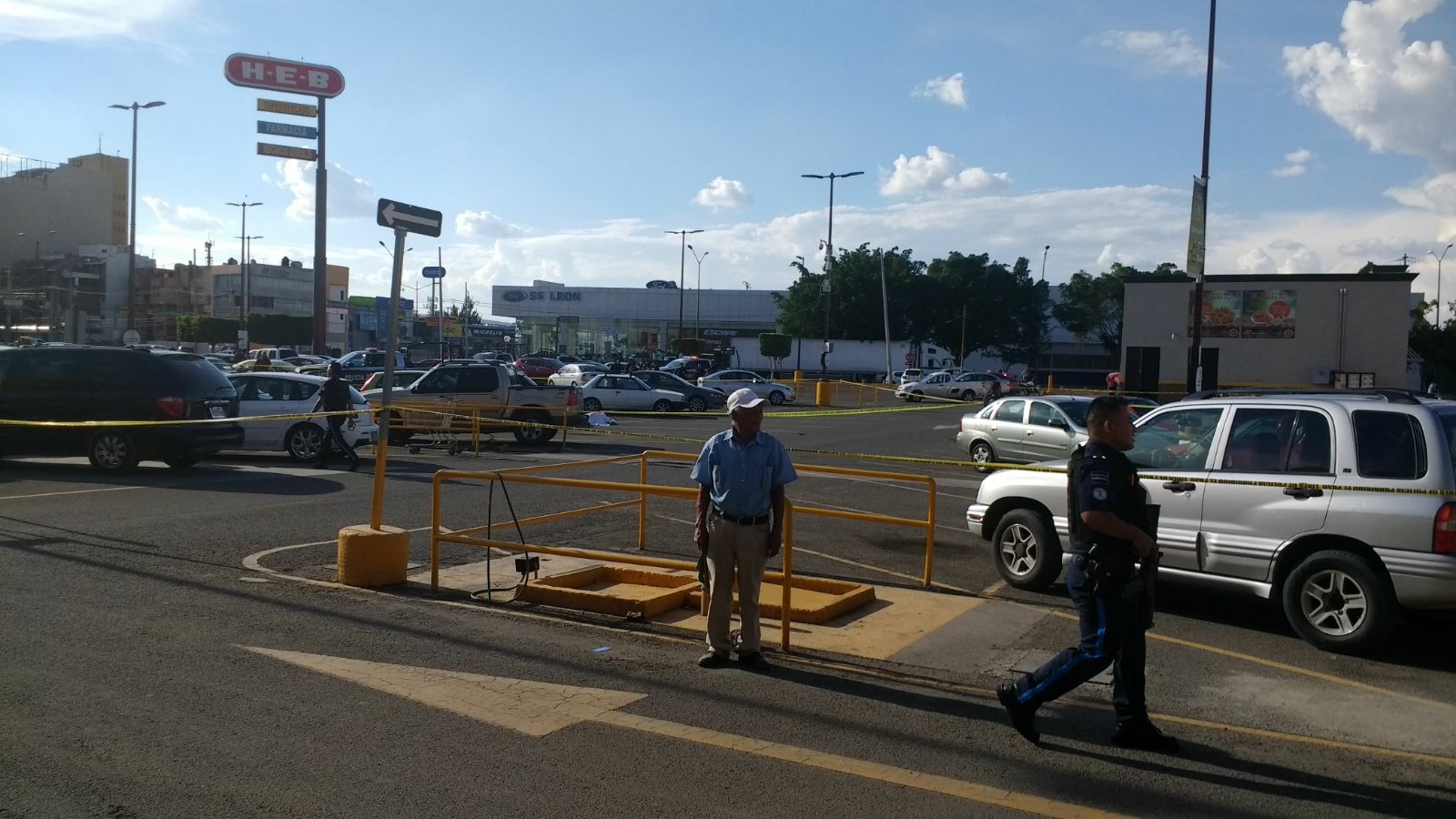 Un muerto en balacera afuera de HEB