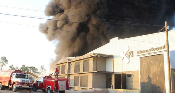 Incendio consume 50 toneladas de plástico en fábrica de León