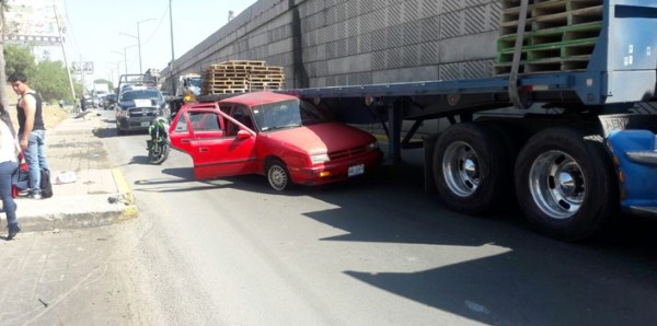 Dos menores lesionadas en choque entre un tráiler y un automóvil