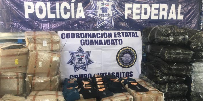 Decomisan pantalones “piratas“ en una empresa de paquetería de León
