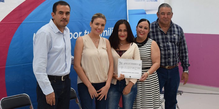Entregan becas a mamás de Purísima del Rincón