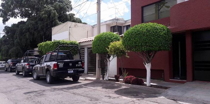 Hombres armados amagan a mujeres cuando barrían la calle