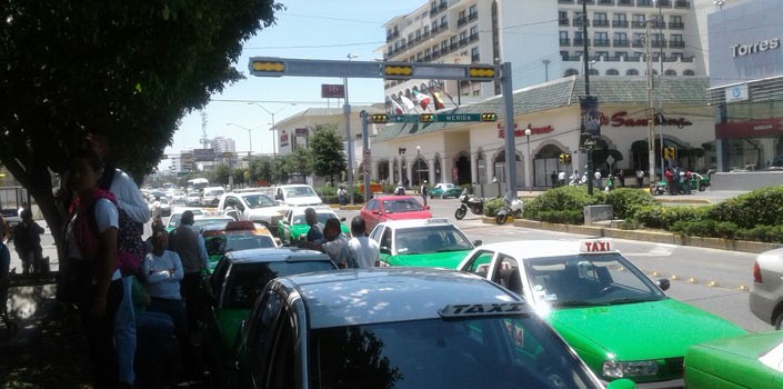 Se manifiestan taxistas contra Uber