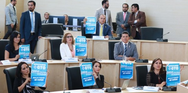 Protestan diputados panistas por el presunto fraude en las elecciones de Coahuila