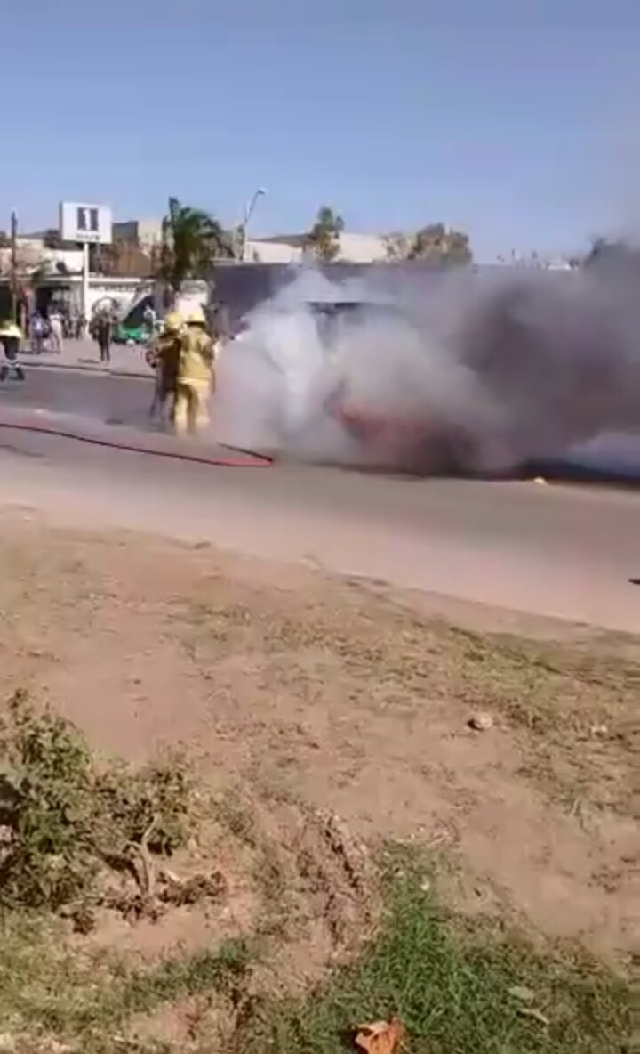Se incendia vehículo que transportaba un cilindro con gas