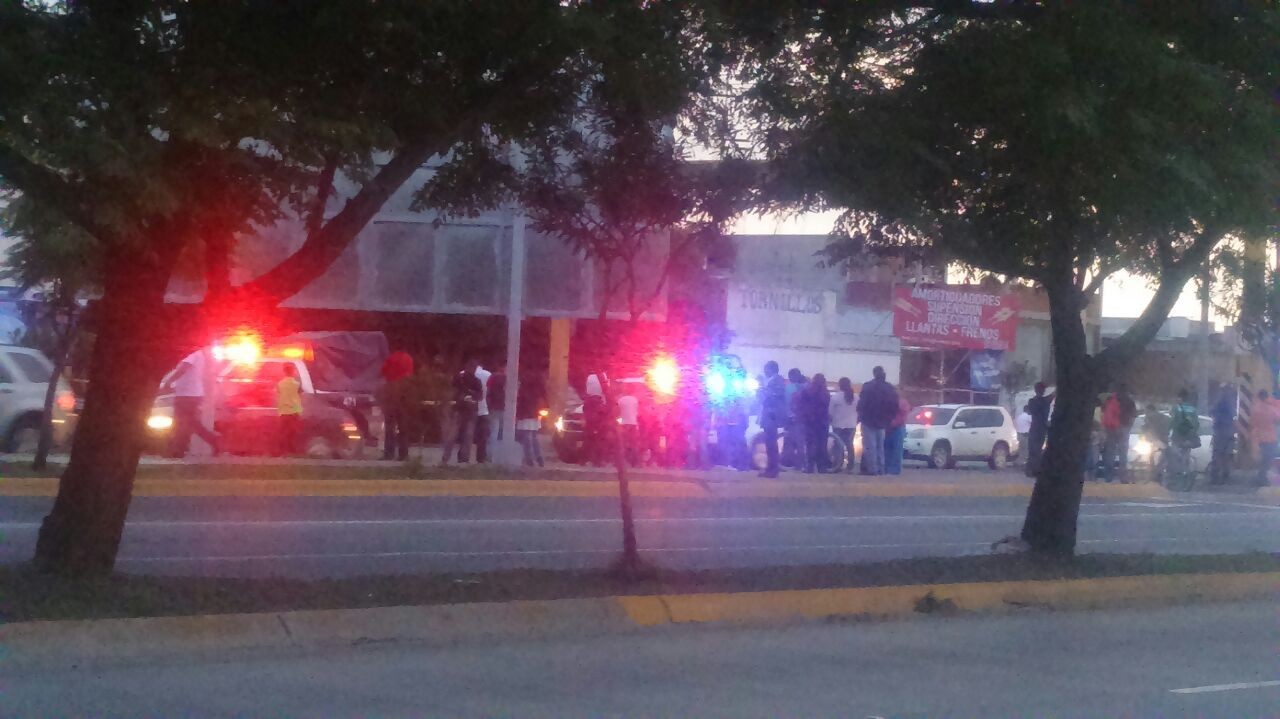 Ejecutan a hombre en su vehículo en colonia Ciudad Aurora