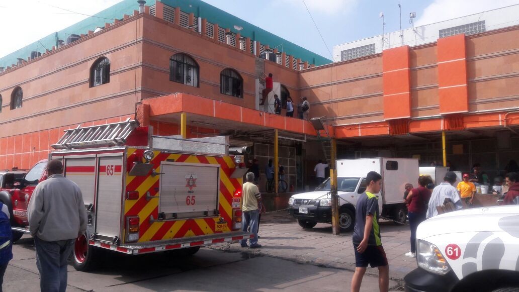 Corto circuito en Mercado República provoca conato de incendio