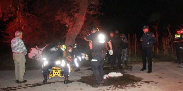 Muere joven al impactarse contra un árbol en el bulevar Aeropuerto
