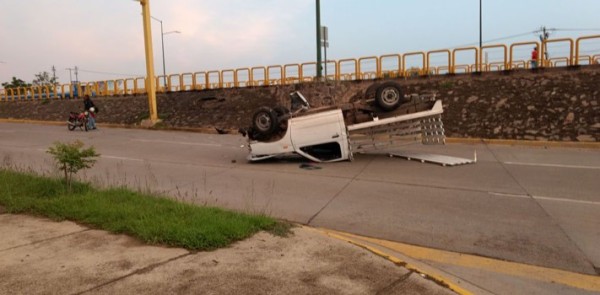 Volcadura en el Libramiento Morelos, al parecer por exceso de velocidad