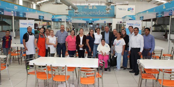 Entregan mobiliario a comerciantes del Mercado Manuel G. Aranda en Purísima del Rincón