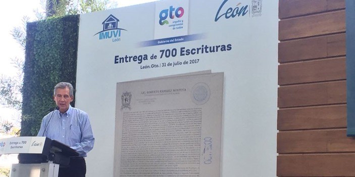 Entregan escrituras a beneficio de 700 familias leonesas