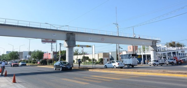 Entregan puente peatonal en el bulevar Aeropueto y Atotonilco