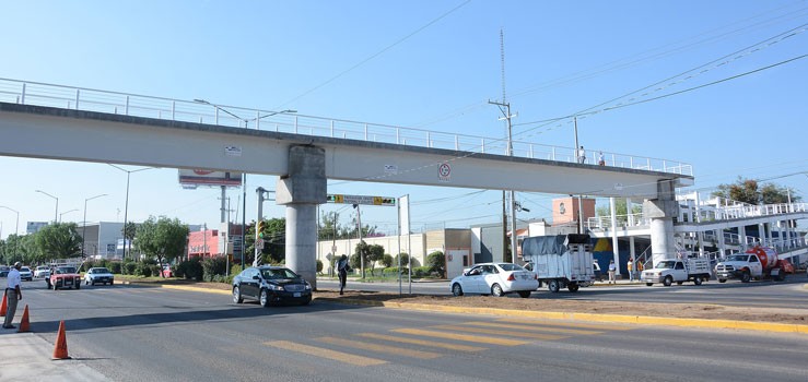 Entregan puente peatonal en el bulevar Aeropueto y Atotonilco