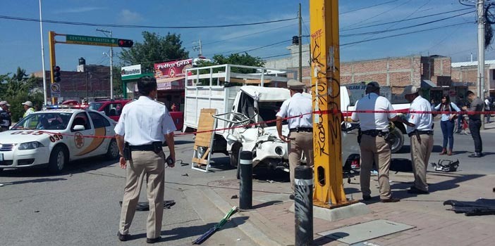 Chocan camión urbano y camioneta en Valle de Jerez, dos lesionados