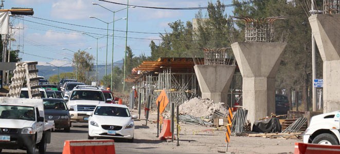 Urgente definir cuándo concluirá la construcción del Distribuidor Vial Benito Juárez