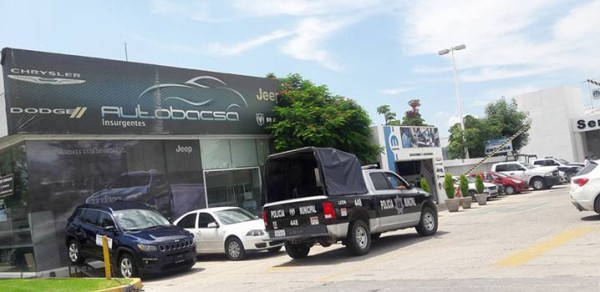 Roban camioneta de lujo de agencia de León, fue recuperada poco después