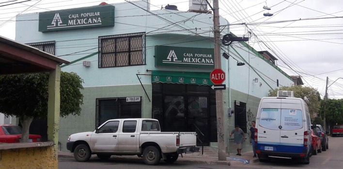 Hombres armados asaltan Caja Popular Mexicana en Cerrito de Jerez