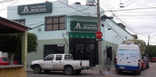 Hombres armados asaltan Caja Popular Mexicana en Cerrito de Jerez
