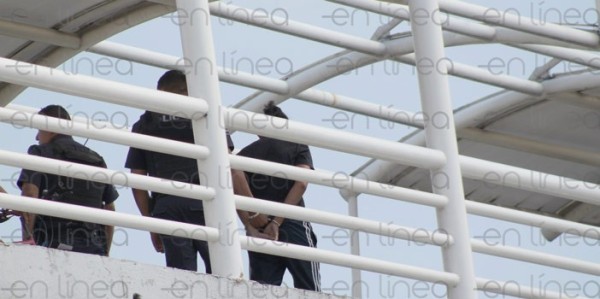 Policías frustran suicidio en el puente peatonal del bulevar Aeropuerto