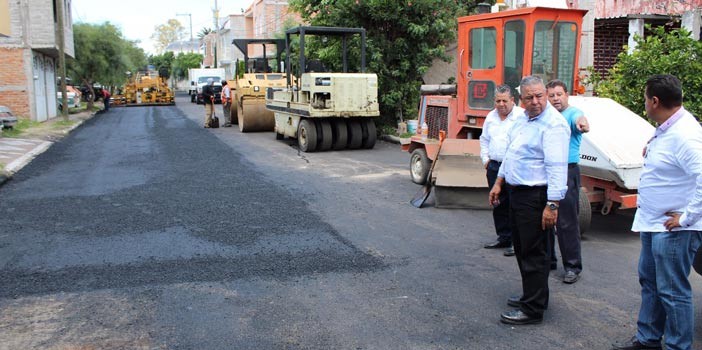 Rehabilitan 12 calles con cemento asfáltico en Purísima del Rincón
