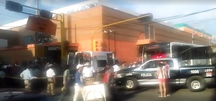 Continúa delicado el hombre atropellado por un autobús