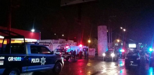 Grupo de hombres armados asalta tienda Oxxo en bulevar Aeropuerto